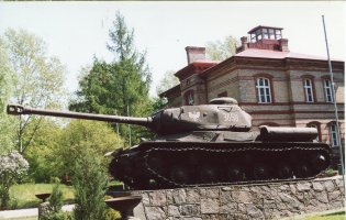 Czołg, który stoi na terenie jednostki wojskowej