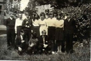 Szkoła psdt. nr 4. Rok szkolny 1966/67. Pierwsi absolwenci klasy ósmej zreformowanej szkoły podstawowej..Zakończenie roku szkolnego
