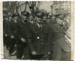 ok.1960, pochód pierwszomajowy, oddział kolejarzy w galowych mundurach. Pracownicy parowozowni i warsztatu.