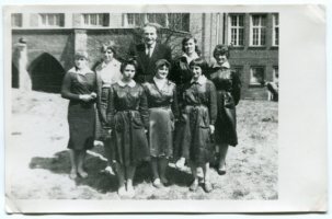 1958/59, klasa X, wychowawca Stanisław Łomża. Na zdjęciu : Wanda Łapińska, Krystyna Kminikowska, Jolanta Mierzejewska, Krystyna Rezmer, Zdzisława Herczyk, Barbara Pasiewicz (WB)