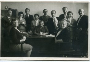 1959/60, Grono pedagogiczne Liceum. Od lewej stoją: Franciszek Szast, Wiktoria Racławska, Kazimierz Dąbrowski, Teresa Gostkowska, Stefan Kaczmarek, Wacław Kuper, Stanisław Łomża, Janina Cieśla- sekretarka, Józef Wilma. Siedza od lewej: Waleria Fegler, Zofia Witkowska, Franciszka Trojanowska (WB)