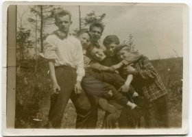 1957/58, kl.IX, w ogrodzie liceum, od lewej Ryszard Kreft, Sylwester Osipowicz, Wiesław Budkowski, Krystian Klein, Henryk Kindler, Wiesław Szajna (WB)