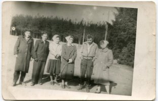 Rok 1958,Zdjęcie podarowane przez Wiesława Budkowskiego przedstawia przyjaciół z czworokąta ulic: Tczewska, Luksemburg,Grudziądzka, Kościuszki. Od lewej Jan Szmitke,Helmut Słowikowski, Lidia Bielecka, Irena Bach, Gerard Dawidowski,Maria Sulik.