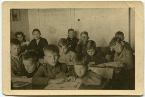 1952, świetlica TPD przy ul.Basztowej ( obecnie- Zespół szkół Katolickich ) Wejście do świetlicy było od ulicy Basztowej.Na zdjęciu m.inn Czesław Sakowicz, Wiesław Budkowski, Stanisław i Bogdan Osińscy,Józef Hinc, Eugeniusz Gauza