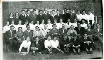 Rok 1960. Dwie klasy maturalne.W drugim rzędzie nauczyciele. Od lewej siedzą: Jerzy Mazurkiewicz ( fizyka), Wiktoria Rocławska( biologia, logika),Robert Drozd (geografia),Teresa Gostkowska(j.rosyjski), Stanisław Łomża (matematyka), Zofia Witkowska- dyr. szkoły (j. polski), Franciszek Szast ( matematyka), Franciszka Trojanowska ( j.polski), ? Gostkowski ( historia), Wacław Kupper ( historia,PW), Bolesław Bykowski (WF)