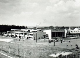 Rok  1960 - budowa szkoły zakończona. Fotografia ze zbiorów Bronisława Lisa