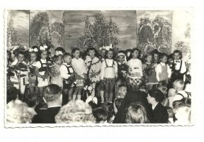  Lata 1959-61. Występy dzieci z przedszkole prowadzonego przez siostry zakonne tzw. ochronka, przy ul. Dzierżyńskiego, obecnie ul. Wyszyńskiego.