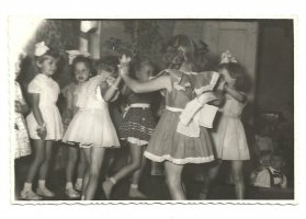  Lata 1959-61. Występy dzieci z przedszkole prowadzonego przez siostry zakonne tzw. ochronka, przy ul. Dzierżyńskiego, obecnie ul. Wyszyńskiego.