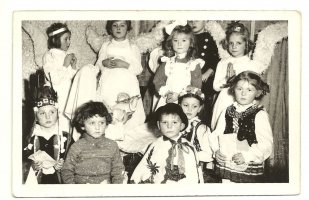  Lata 1959-61. Występy dzieci z przedszkole prowadzonego przez siostry zakonne tzw. ochronka, przy ul. Dzierżyńskiego, obecnie ul. Wyszyńskiego.