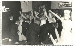  Lata 1959-61. Występy dzieci z przedszkole prowadzonego przez siostry zakonne tzw. ochronka, przy ul. Dzierżyńskiego, obecnie ul. Wyszyńskiego.