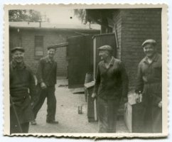 Rok..........Od lewej : Włodzimierz Budkowski, p.Szczypior.Mieczysław Dziuk, Bolesław Wożniak (WB)