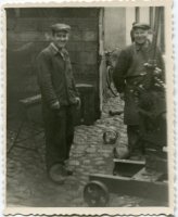 Rok..... Panowie od lewej: Jankowski- ślusarz, Budkowski - spawacz
