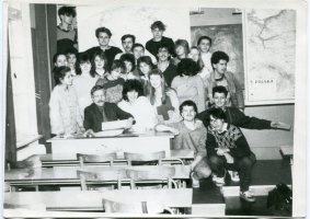 Rok 1988, grudzień, klasa IVa z wychowawcą, Wiesławem Budkowskim w gabinecie geograficznym. (WB)