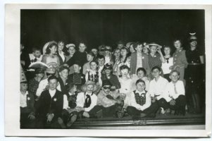 Rok 1960, Bal Maskowy W górnym rzędzie wychowawczyni pani Walentyna Fiodorowicz po mężu Fic