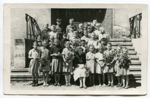 rok 1954, Prawdopodobnie zakończenie roku szkolnego 53/54. Klasa IV. Wśród uczniów - wychowawczynie pani Kowalska 