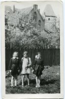 maj 1960, przed lekcją religii.Od lewej: Krysia Głowacka, Krysia Przymanowska, Basia Michałowska