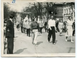Rok nieustalony ale ok.1970 - pochód pierwszomajowy - ul.Zwycięstwa.Nauczyciele Liceum Pedagogicznego: Stanisław Gołąb, Zygmunt Gulgowski, z tyłu.p.Wycke