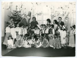 Rok 1980, Grupa dzieci z rocznik 1975.Obok Mikołaja, dyrektorka przedszkola Helena Wysokińska.