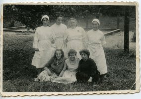 Rok 1957,personel przedszkola: od lewej,górny rząd :NN,Zofia Boniaszczuk - intendentka,Maria Nikoniuk - kucharka, Zofia Komajda- pomoc kuchenna,nizej: NN,Regina Pałczyńska- wychowawczyni, Kazimiera Juruś - kierowniczka przedszkola