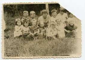 Grupa dzieci . ok.1957, w ogrodzie przedszkola z wychowawczynią Reginą Pałczyńską