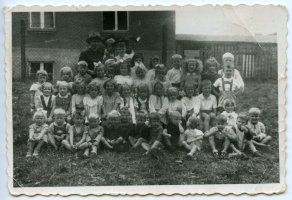 1957, grupa dzieci z kierowniczka przedszkola Kazimierą Juruś