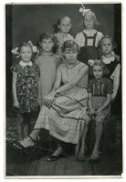 Portret z wychowawczynią Reginą Pałczyńską na zakończenie przedszkola 1957