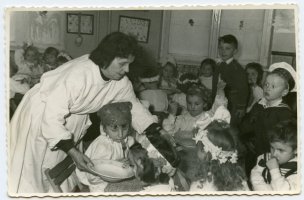 1958, pomoc wychowawczyni, p.Miotk. Podaje dzieciom obiad