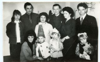 1969, kierowniczka przedszkola w otoczeniu wychowawczyń i przedstawicieli zakładu GZCB w Lęborku