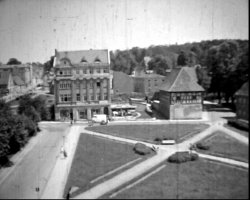  Pusty jeszcze plac przed muzeum