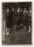 . Rok 1962. Na zdjęciu stoją uczennice ze Szkoły Podstawowej w Karwicy. Zdjęcie udostępniła Henryka Lewnau.