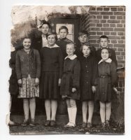 . Lata 60. Zdjęcie przedstawia uczniów ze Szkoły Podstawowej w Karwicy. Zdjęcie udostępniła Henryka Lewnau.