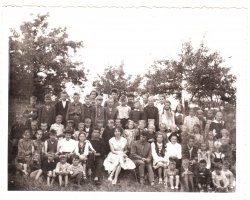 Rok szkolny 1959/1960. Pożegnanie uczniów kl. VIII upamiętniono wspólną fotografią. Zdjęcie udostępniła Ewa Bujak.