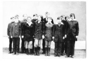 Rok 1973. Na zdjęciu Augustyn Bujak z uczniami Szkoły Podstawowej w Karwicy. Zdjęcie udostępniła Ewa Bujak.