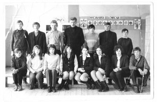 Rok 1974. Na zdjęciu Augustyn Bujak z uczniami Szkoły Podstawowej w Karwicy. Zdjęcie udostępniła Ewa Bujak.