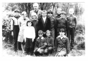 Lata 80. Na zdjęciu Augustyn Bujak z uczniami Szkoły Podstawowej w Karwicy. Zdjęcie udostępniła Ewa Bujak.