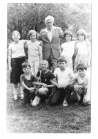 Lata 80. Na zdjęciu Augustyn Bujak z uczniami Szkoły Podstawowej w Karwicy. Zdjęcie udostępniła Ewa Bujak.