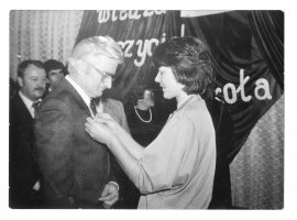 Rok 1988. Wręczanie Medalu Komisji Edukacji Narodowej Panu Augustynowi Bujakowi ze szkoły w Karwicy. Zdjęcie udostępniła Ewa Bujak.