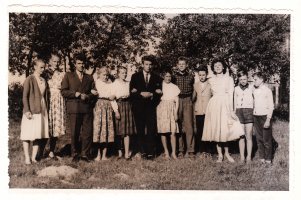 Rok szkolny 1959/1960. Pożegnanie uczniów klas VII ze Szkoły Podstawowej w Karwicy. Zdjęcie udostępniła Ewa Bujak.