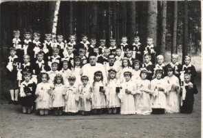 I komunia św. w kościele pw. św. Jacka w Maszewie Lęborskim, ks. Marian Sendecki i ks. Mieczysław Mroczkowski, rok 1965.