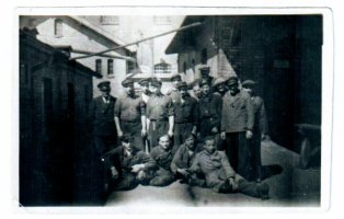 Lata 40? 50? - Pracownicy warsztatu mechanicznego drożdżowni. Zdjęcie pochodzi ze zbiorów ś.p. Edmunda Tryby, przekazała Grażyna Bońkowska.