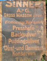 Oryginalna tablica z fabryki Sinnera w Gross Massow (późniejsza drożdżownia w Maszewie Lęb.)