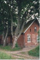 „Stara szkoła” w Karwicy – w latach 1947 - 1968 w budynku tym mieściła się szkoła podstawowa, oddział przedszkolny i biblioteka. Od 1968 roku jest to dom rodzinny Pani Ewy Bujak.
