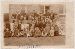Rok szkolny 1948/1949. Na zdjęciu nauczyciele i uczniowie Szkoły Podstawowej w Maszewie Lęborskim. Zdjęcie pochodzi z kroniki szkolnej.