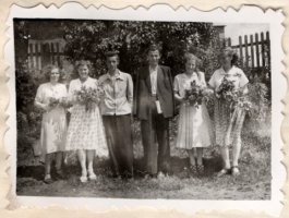 Zakończenie roku szkolnego 1952/1953 w Szkole Podstawowej w Maszewie Lęborskim. Na zdjęciu: Komitet Rodzicielski z gronem pedagogicznym. Zdjęcie pochodzi z kroniki szkolnej.