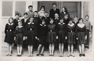 5. Grono nauczycielskie i absolwenci Szkoły Podstawowej w Maszewie Lęborskim z roku szkolnego 1962/1963.