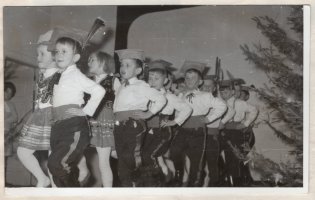 18.01.1969 r. Krakowiaczek w wykonaniu dzieci podczas choinki noworocznej. Zdjęcie pochodzi z kroniki szkolnej.