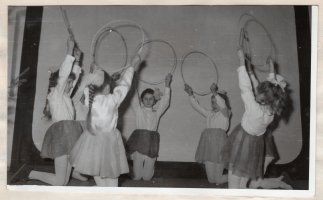 18.01.1969 r.  Walc z kółkami w wykonaniu dzieci podczas choinki noworocznej. Zdjęcie pochodzi z kroniki szkolnej.