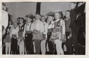 18.01.1969 r. Choinka noworoczna dla dzieci w świetlicy przyzakładowej. Zdjęcie pochodzi z kroniki szkolnej.