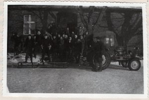 24.01.1965 r. Drużyna harcerska ze Szkoły Podstawowej w Maszewie Lęborskim zorganizowała kulig do Cewic i Karwicy. Zdjęcie pochodzi z kroniki szkolnej.
