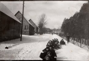25.02.1964 r. Drużyna harcerska ze Szkoły Podstawowej w Maszewie Lęborskim zorganizowała kulig do Krępkowic i Unieszyna. Zdjęcie pochodzi z kroniki szkolnej.